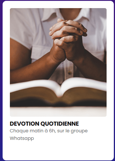 Photo d'une femme qui prie devant sa bible, on ne voit pas son visage