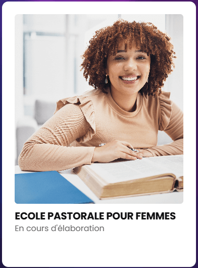 Photo d'une femme qui étudie la bible