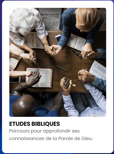 Photo de plusieurs personnes qui étudient la Bible