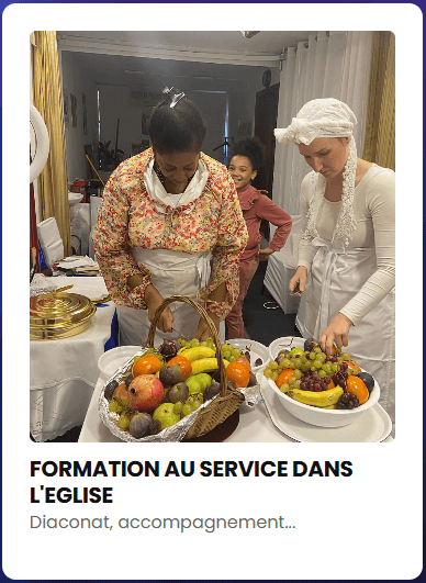 Photo de deux femmes qui préparent des plateaux de fruits
