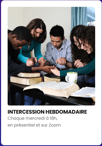 Photo de plusieurs personnes se tenant les mains pour prier ensemble