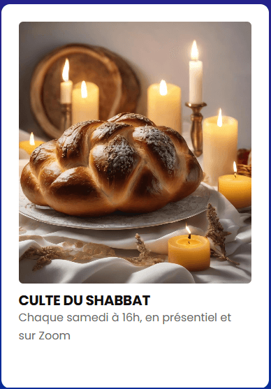 Pain de shabbat devant des bougies allumées, sur une table