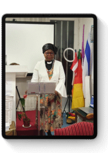 Photo du Pasteur Marie debout à la chair de l'église